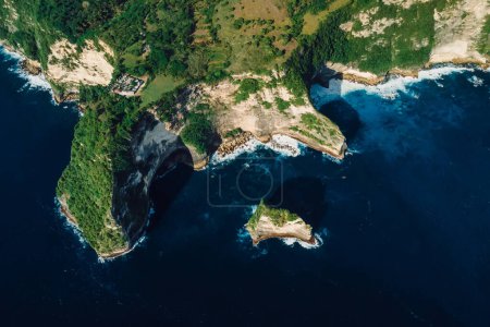 Foto de Línea costera con acantilados rocosos y océano en Nusa Penida. Vista aérea de la isla escénica - Imagen libre de derechos