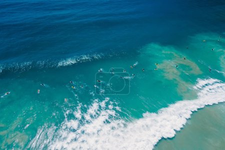 Téléchargez les photos : Surfeurs en océan bleu sur planche de surf et vagues. Vue aérienne - en image libre de droit