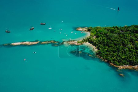 Téléchargez les photos : Île Ilha do Frances avec des bateaux de tourisme dans l'océan bleu. Florianopolis, Brésil. Vue aérienne - en image libre de droit