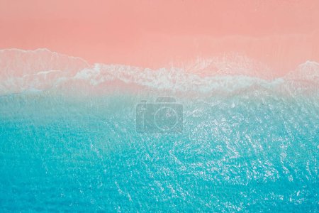 Téléchargez les photos : Plage tropicale rose avec océan bleu. Vue aérienne de la plage de vacances sur les îles Komodo - en image libre de droit
