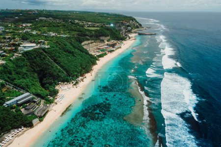 Téléchargez les photos : Vue aérienne de la populaire plage de Melasti avec océan turquoise et vagues à Bali - en image libre de droit