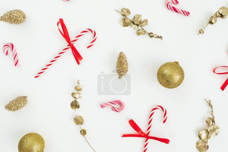 Foto de Patrón de Navidad con decoración de árboles y bastones de caramelo en blanco. Asiento plano, vista superior. Año Nuevo. - Imagen libre de derechos