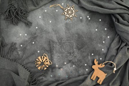 Foto de Marco escandinavo de Año Nuevo. Decoración de Navidad con tela gris sobre fondo oscuro. Piso tendido, vista superior. - Imagen libre de derechos