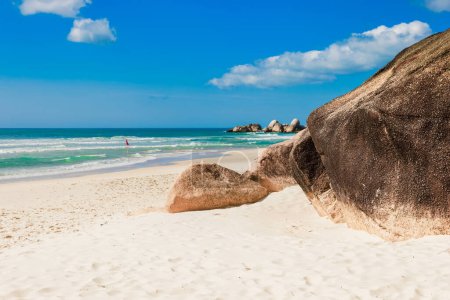 Téléchargez les photos : Plage tropicale avec des roches étonnantes et des vagues de l'océan bleu. Bannière plage vacances - en image libre de droit