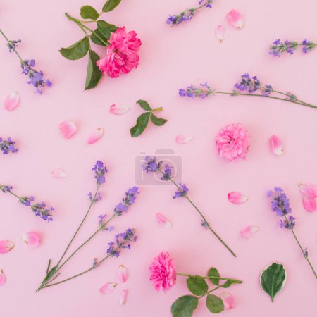 Foto de Patrón floral con rosas rosadas y flores de lavanda sobre fondo rosa. Piso tendido, Vista superior - Imagen libre de derechos