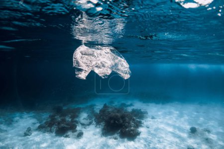 Téléchargez les photos : Vue sous-marine dans l'océan bleu avec sac en plastique et déchets, problème écologique - en image libre de droit
