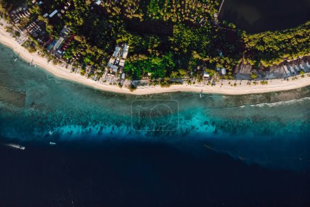 Téléchargez les photos : Plage tropicale et océan transparent avec bateaux, vue aérienne. Îles tropicales Gili en Indonésie - en image libre de droit
