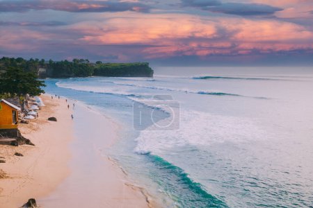 Téléchargez les photos : Plage de vacances avec coucher de soleil et océan à Bali - en image libre de droit