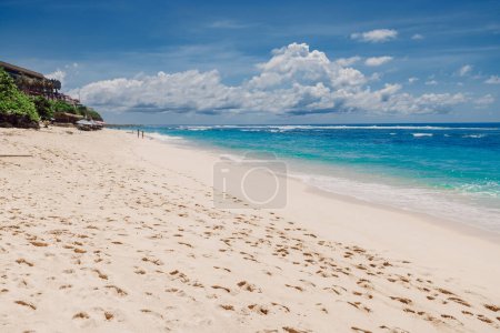 Téléchargez les photos : Plage tropicale avec océan bleu à Bali. Vacances au paradis île - en image libre de droit