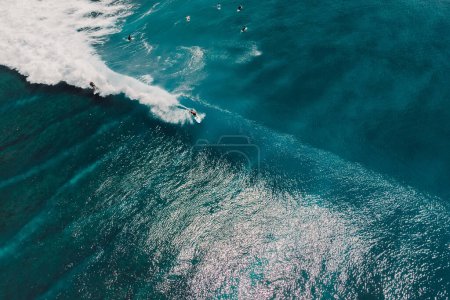 Téléchargez les photos : Vue aérienne avec surf sur la vague idéale. Des vagues parfaites avec les surfeurs dans l'océan bleu - en image libre de droit