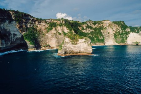 Foto de Línea costera con acantilados rocosos y océano en Nusa Penida, Indonesia. Vista aérea - Imagen libre de derechos