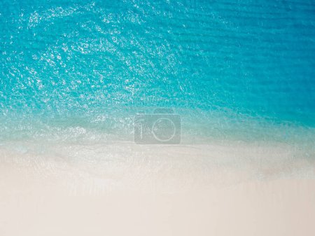 Foto de Playa tropical con arena blanca y océano azul. Vista aérea de la playa de vacaciones en la isla de Hawaii - Imagen libre de derechos