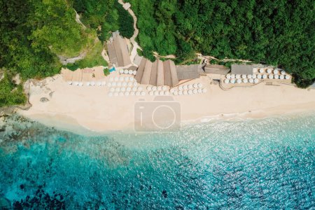 Foto de Vista aérea del océano azul y la playa tropical con sombrillas en Bali - Imagen libre de derechos