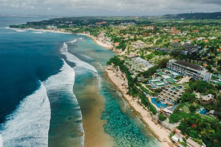 Foto de Océano y costa con hoteles en la playa Impossible en Bali. Vista aérea de la isla tropical - Imagen libre de derechos