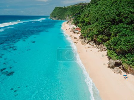 Téléchargez les photos : Paradise plage tropicale avec un océan transparent turquoise à Bali. Vue aérienne - en image libre de droit