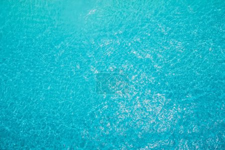 Téléchargez les photos : Eau bleue de l'océan, vue aérienne. Eau de mer transparente sous les tropiques - en image libre de droit