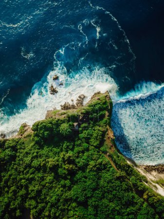 Foto de Vista aérea del cabo rocoso con bosque y océano con olas en isla tropical - Imagen libre de derechos