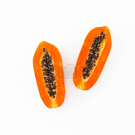 Foto de Rebanada de sabrosa papaya aislada en blanco. Acostado. Vista superior. Concepto de frutas tropicales - Imagen libre de derechos