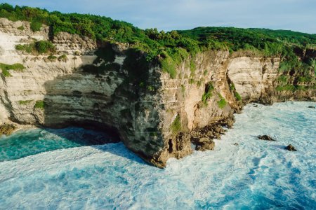 Foto de Drone view of rocky cape with forest and ocean near Uluwatu temple in tropical Bali - Imagen libre de derechos