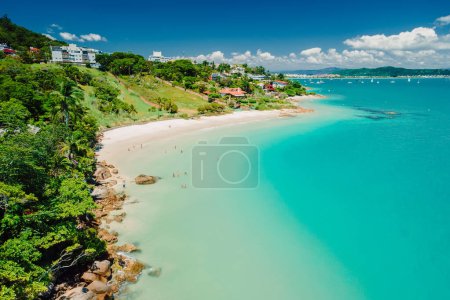 Téléchargez les photos : Plage de vacances tropicale avec océan turquoise au Brésil. Vue aérienne - en image libre de droit