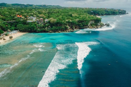 Téléchargez les photos : Aerial view of ocean with surfing waves and scenic coastline in Bali - en image libre de droit