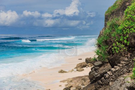 Téléchargez les photos : Plage tropicale avec vagues bleu océan à Bali île - en image libre de droit
