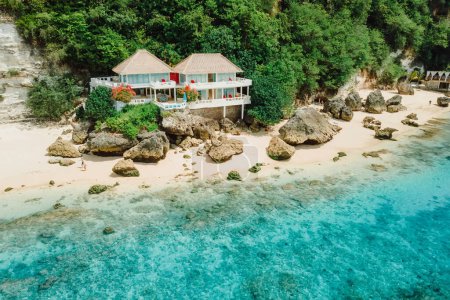 Foto de Vista aérea del tranquilo océano azul y la costa con acogedores hoteles resort en la playa Impossible en la isla de Bali - Imagen libre de derechos