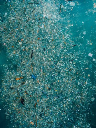 Foto de Océano Índico y basura plástica, vista aérea. Contaminación por residuos plásticos - Imagen libre de derechos