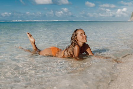 Téléchargez les photos : Attractive woman in bikini enjoy at tropical beach. Beautiful model at ocean coast - en image libre de droit