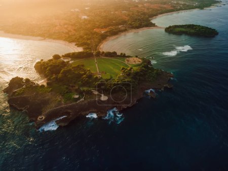 Téléchargez les photos : Vue aérienne du littoral pittoresque avec, soleil couchant chaud, océan à Nusa Dua, Bali - en image libre de droit