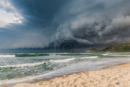 Téléchargez les photos : Paysage pittoresque avec plage et coucher de soleil avant une tempête. Plage de taupes à Florianopolis - en image libre de droit