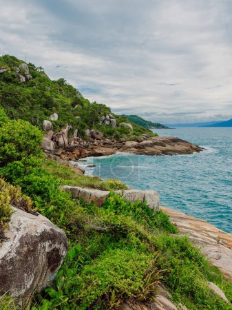 Foto de Costa tropical con plantas, rocas increíbles y océano turquesa en Brasil. - Imagen libre de derechos
