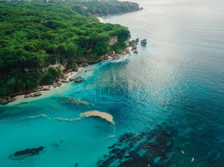 Téléchargez les photos : Vue aérienne de l'océan avec le littoral pittoresque et la pollution plastique dans l'eau sur Bali - en image libre de droit