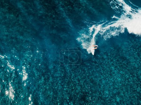 Foto de Vista aérea con surf en ola. Olas perfectas con surfistas en océano claro - Imagen libre de derechos
