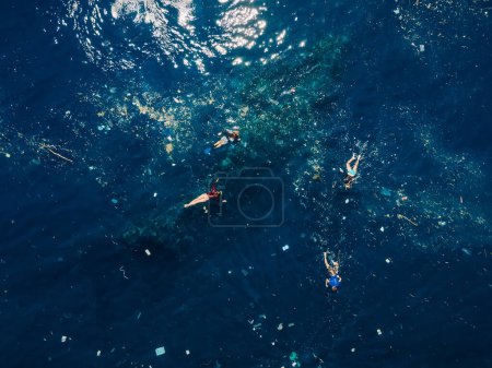 Téléchargez les photos : Des gens plongent avec tuba dans la pollution plastique sur un bateau naufragé Liberty à Tulamben, Bali. - en image libre de droit
