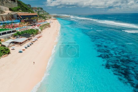 Foto de Vista aérea del océano azul y playa de lujo con sombrillas en Bali - Imagen libre de derechos