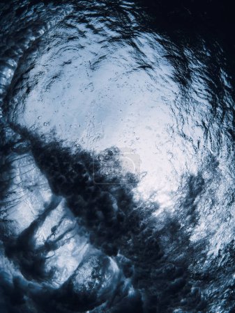 Téléchargez les photos : Textures ondulées avec vortex sous-marin dans de l'eau de mer transparente. Enflure dans l'océan - en image libre de droit