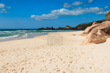 Téléchargez les photos : Plage tropicale avec des roches étonnantes et des vagues océaniques. Bannière de plage de vacances sans personnes - en image libre de droit