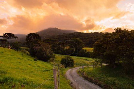 Téléchargez les photos : Zone rurale avec montagnes et ciel nuageux au coucher du soleil à Santa Catarina, Brésil - en image libre de droit