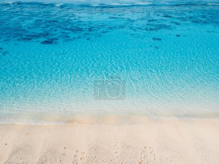 Téléchargez les photos : Plage de sable tropical et océan bleu cristal. Vue aérienne de la plage de vacances aux Maldives - en image libre de droit