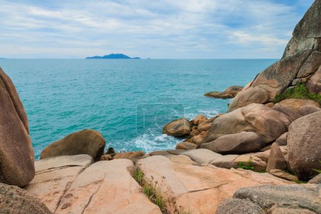 Foto de Línea costera con rocas de granito y océano turquesa. - Imagen libre de derechos