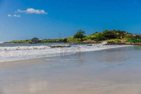Téléchargez les photos : Plage avec littoral, jetée et océan par une journée ensoleillée. Plage de vacances au Brésil, Florianopolis - en image libre de droit