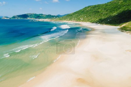 Téléchargez les photos : Plage de sable, rochers et océan avec des vagues au Brésil. Vue aérienne de Praia da Galheta - en image libre de droit