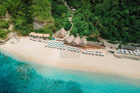 Foto de Vista aérea del océano y complejo de playa de lujo con sombrillas en Bali - Imagen libre de derechos