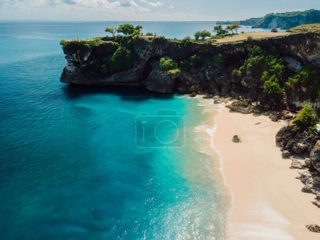 Foto de Vista aérea de la playa con roca escénica y océano turquesa en Bali - Imagen libre de derechos