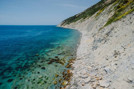 Téléchargez les photos : Vue aérienne du littoral avec mer transparente et plage de pierre. Journée d'été au Monténégro - en image libre de droit