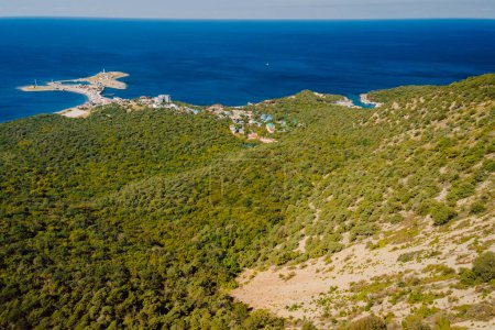 Foto de Vista aérea de la costa marítima con pueblo y bosque mediterráneo. - Imagen libre de derechos