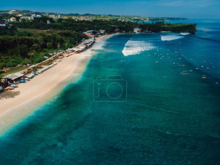 Téléchargez les photos : Plage populaire à Bali avec vagues de surf dans l'océan turquoise. Vue aérienne - en image libre de droit