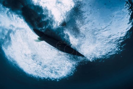 Foto de Surfista en tabla de surf en vista submarina. Onda de choque y tabla de surf - Imagen libre de derechos