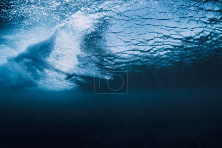 Téléchargez les photos : Vague sous-marine et surf sur planche de surf dans l'océan. Vague d'écrasement sous-marin et planche de surf en eau transparente - en image libre de droit